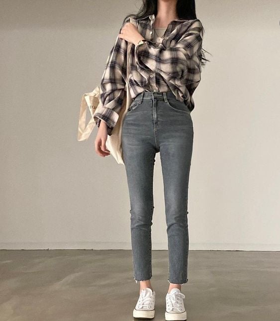 Mix And Match Woman Flannel Shirt With Skinny Jeans